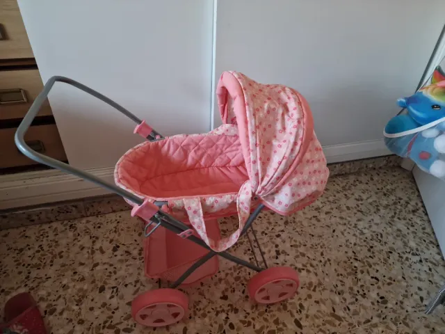 Carrito de bebé rosa con estampado floral