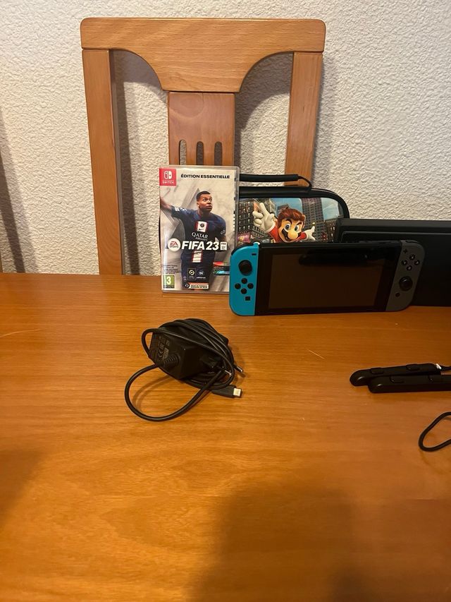 Nintendo Switch + FIFA 23 y Accesorios