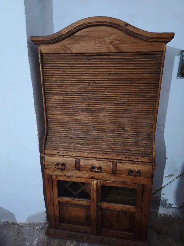 Mueble de madera con puertas de cristal