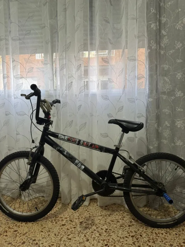 Bicicleta BMX negra