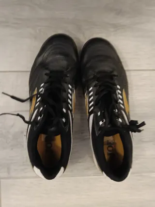Zapatos Deportivos Negros y Dorados