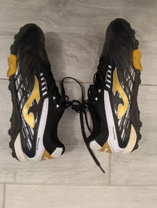 Zapatos Deportivos Negros y Dorados