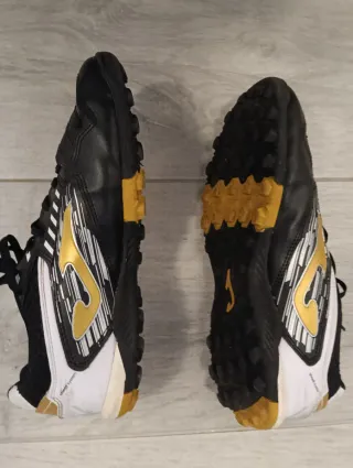 Zapatos Deportivos Negros y Dorados