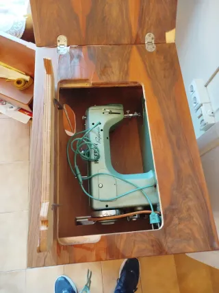 ⬇️‼️Máquina de coser Refrey Preferida con luz