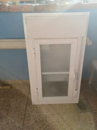 Ventana blanca con persiana