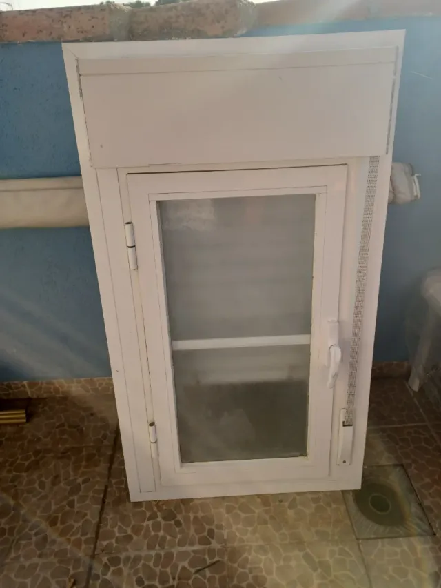 Ventana blanca con persiana