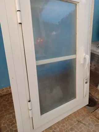 Ventana blanca con persiana