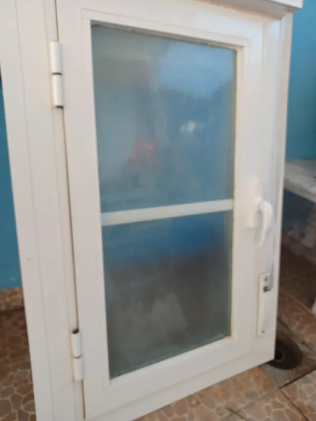 Ventana blanca con persiana