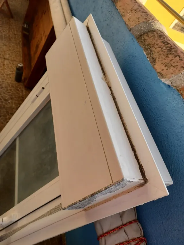 Ventana blanca con persiana