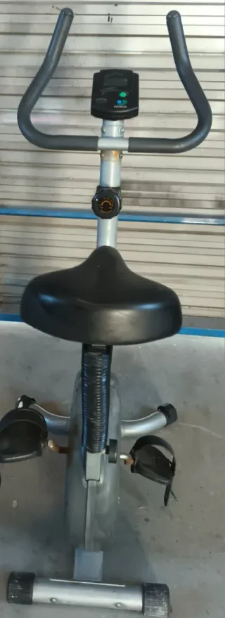 Bicicleta Estática Gris y Negra