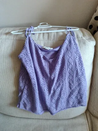 Blusa morada de tirantes con encaje