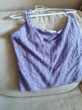 Blusa morada de tirantes con encaje