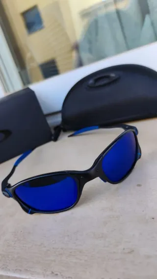 Gafas de sol Oakley negras y azules con accesorios