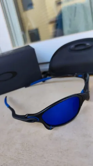 Gafas de sol Oakley negras y azules con accesorios