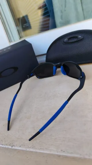 Gafas de sol Oakley negras y azules con accesorios
