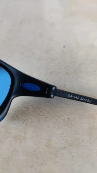 Gafas de sol Oakley negras y azules con accesorios