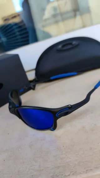 Gafas de sol Oakley negras y azules con accesorios