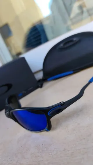 Gafas de sol Oakley negras y azules con accesorios