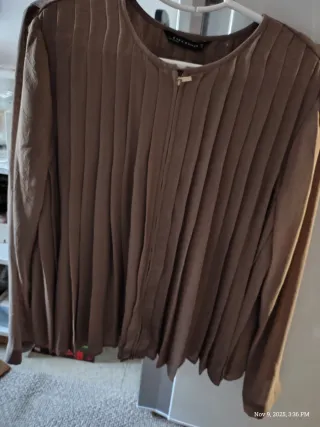 Camisa Zara marrón plisada cremallera