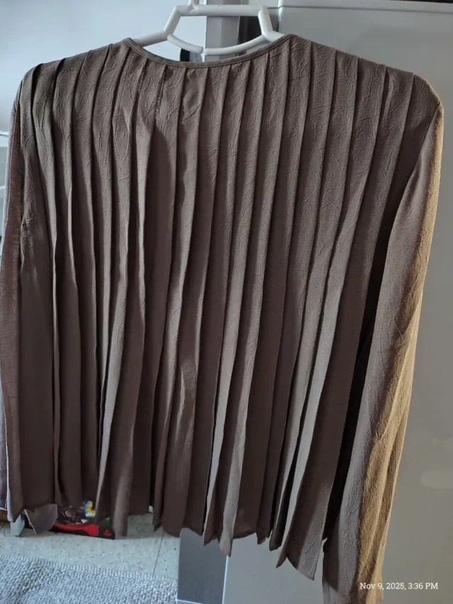 Camisa Zara marrón plisada cremallera