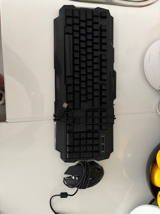 Teclado y ratón gaming con luces
