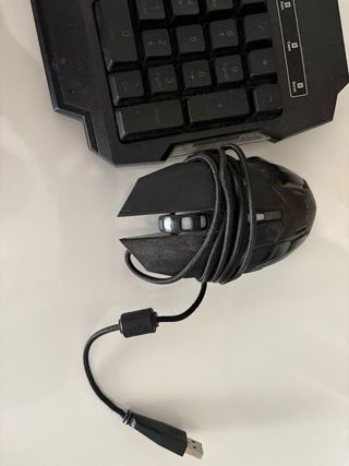 Teclado y ratón gaming con luces