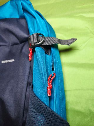 Mochila senderismo Quechua azul y negra