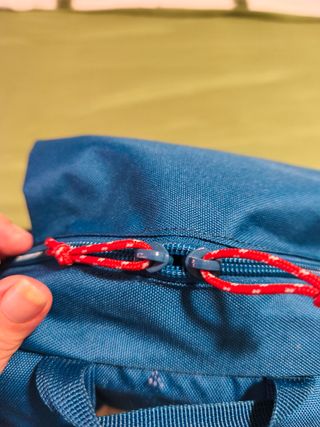 Mochila senderismo Quechua azul y negra