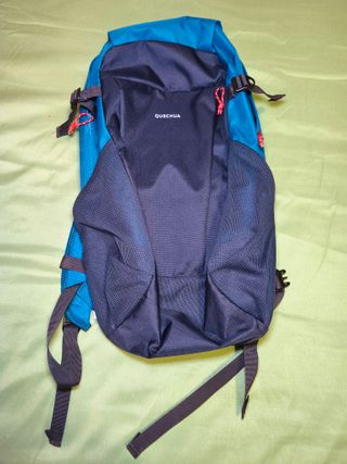 Mochila senderismo Quechua azul y negra