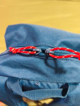 Mochila senderismo Quechua azul y negra