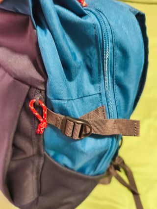 Mochila senderismo Quechua azul y negra