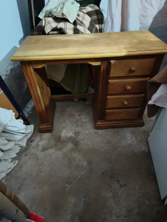 Escritorio de madera con cajones