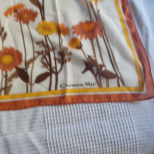 Pañuelo Carmen Mir crema flores naranjas