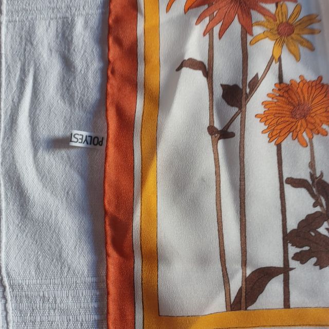 Pañuelo Carmen Mir crema flores naranjas