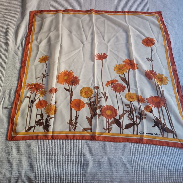 Pañuelo Carmen Mir crema flores naranjas