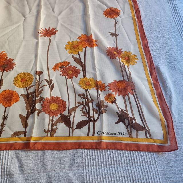 Pañuelo Carmen Mir crema flores naranjas