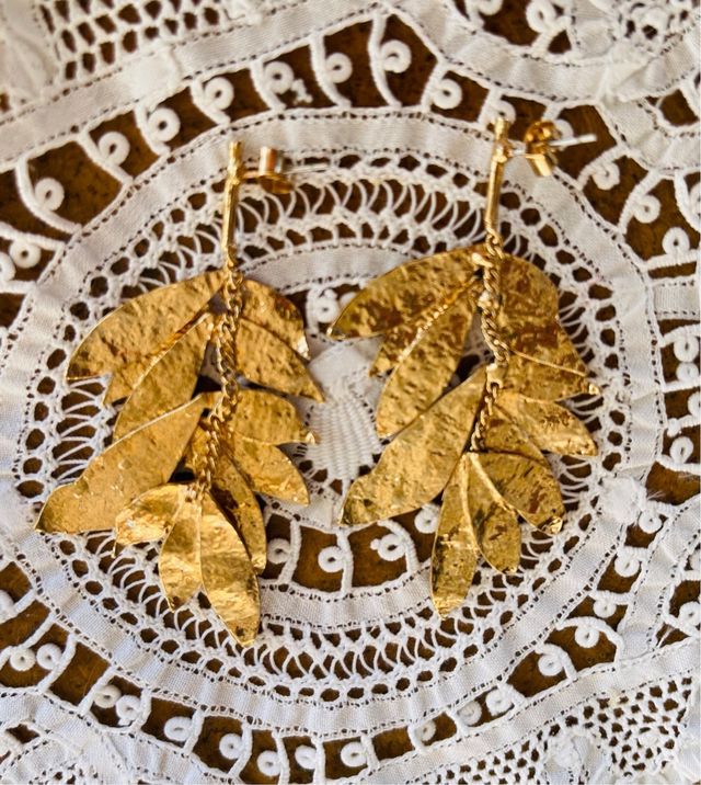 Pendientes largos dorados hoja