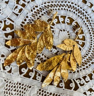 Pendientes largos dorados hoja