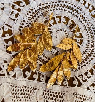 Pendientes largos dorados hoja