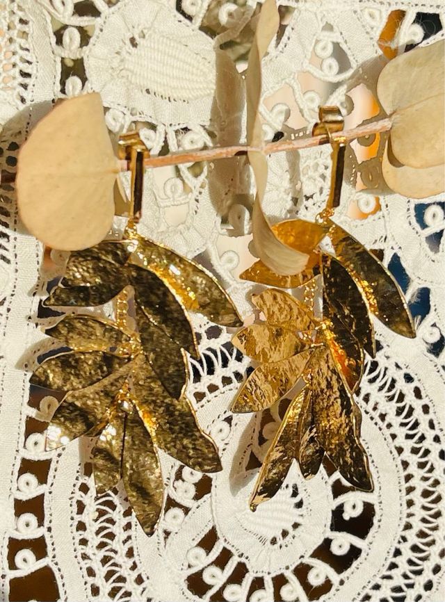 Pendientes largos dorados hoja
