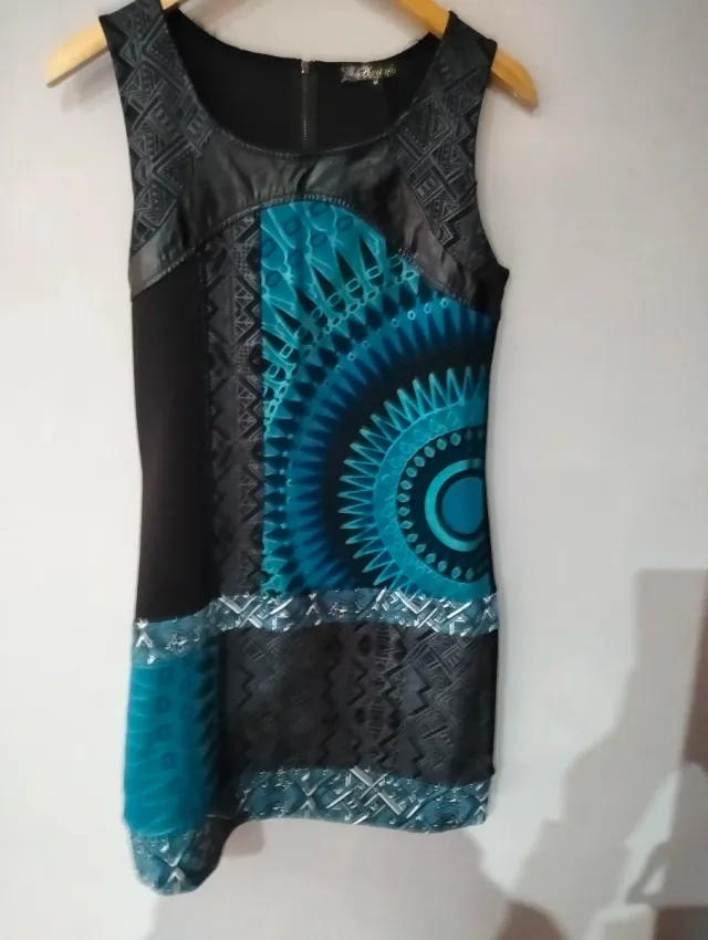 Vestido negro y azul con estampado