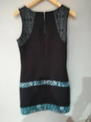 Vestido negro y azul con estampado