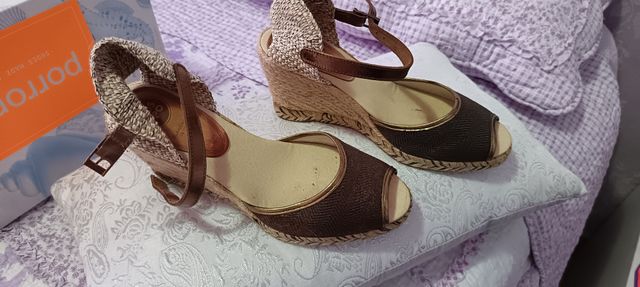 Cuñas Giossepo elegantes marrón y dorado