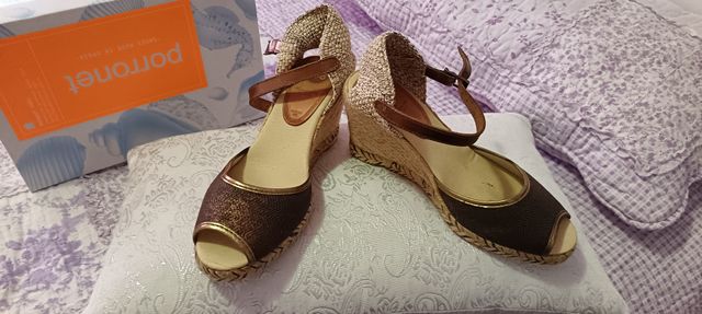 Cuñas Giossepo elegantes marrón y dorado