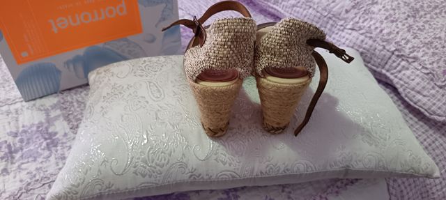 Cuñas Giossepo elegantes marrón y dorado