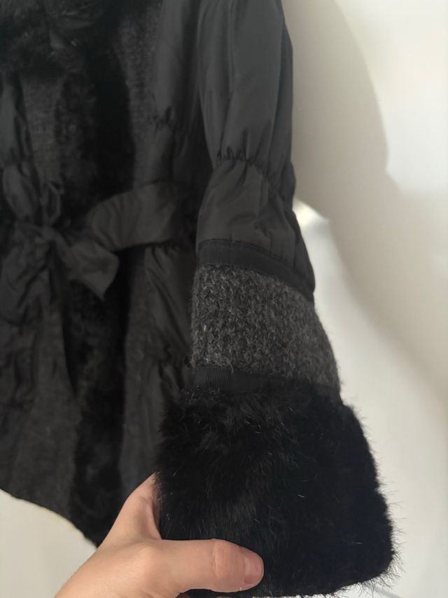 Abrigo negro con detalles de pelo sintético