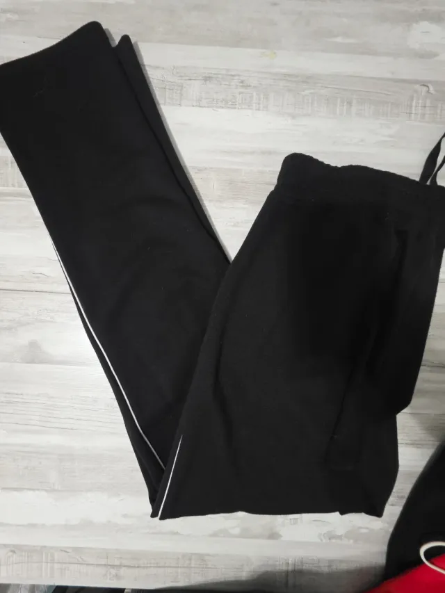 Conjunto chándal negro y rojo