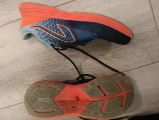 Zapatillas deportivas azules y naranjas