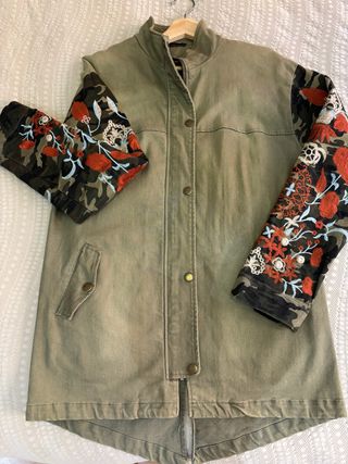 Parka verde con mangas bordadas