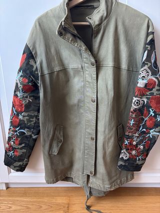 Parka verde con mangas bordadas